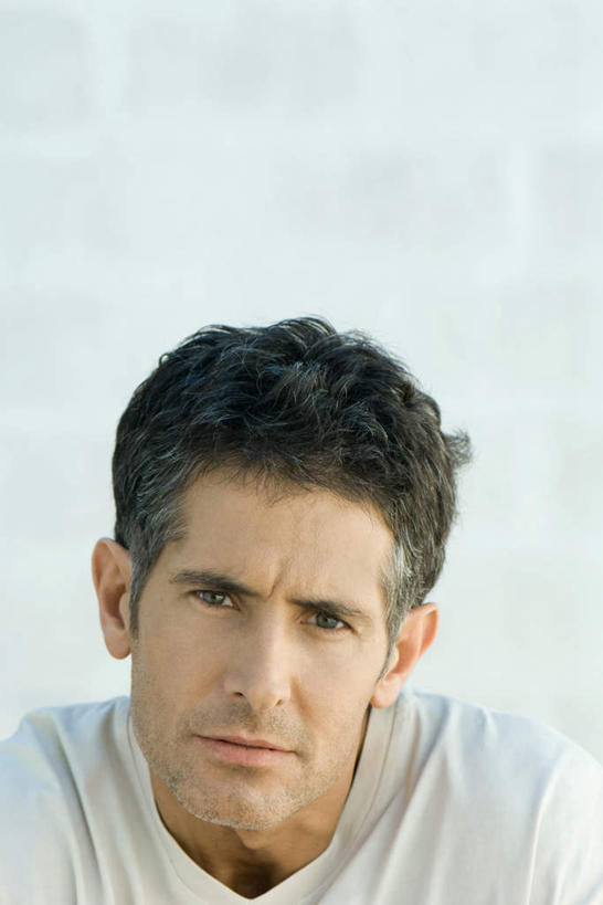 西方人,脸,头,脸颊,一个人,竖图,室内,特写,白天,白色背景,正面,T恤衫,欧洲,欧洲人,仅一个男性,仅一个人,仅一个中年男性,T恤,注视,观察,看,凝视,摄影,影棚,查看,注意,关注,男人,男性,中年男性,白种人,头部,脸部,脸蛋,面部,半身,彩图,影棚拍摄,拍摄