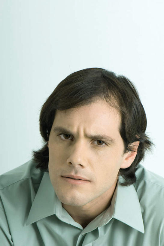 西方人,脸,头,脸颊,一个人,竖图,室内,特写,白天,白色背景,正面,衬衫,欧洲,欧洲人,仅一个男性,仅一个人,注视,仅一个年轻男性,观察,看,思考,皱眉,想,沉思,凝视,摄影,影棚,查看,严肃,注意,关注,男人,男性,年轻男性,白种人,头部,脸部,脸蛋,面部,抬头,仰头,半身,彩图,影棚拍摄,衬衣,拍摄