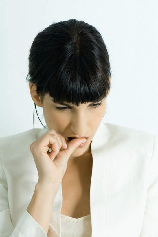 西方人,拇指,一个人,商务人士,商务女性,竖图,室内,特写,白天,白色背景,正面,欧洲,欧洲人,仅一个年轻女性,仅一个女性,仅一个人,咬,套装,注视,低头,观察,看,思考,想,沉思,凝视,摄影,影棚,查看,咬着,注意,关注,商务装,工薪阶层,刘海,年轻女性,女人,女性,白种人,白领,上班族,半身,彩图,影棚拍摄,拍摄