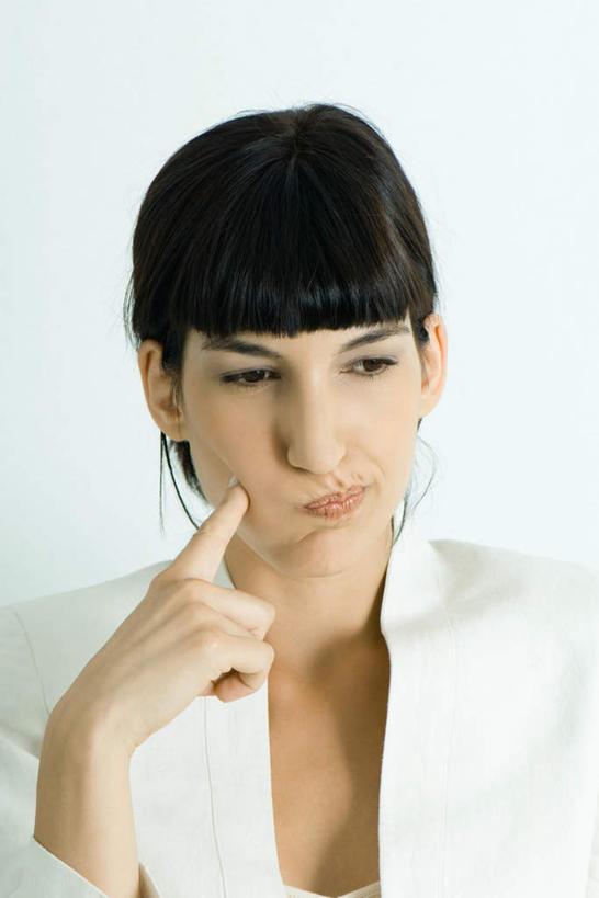 西方人,脸,头,脸颊,一个人,商务人士,商务女性,竖图,室内,特写,白天,白色背景,正面,欧洲,欧洲人,仅一个年轻女性,仅一个女性,仅一个人,套装,注视,观察,看,思考,鬼脸,想,沉思,凝视,摄影,影棚,查看,注意,挑眉,关注,商务装,工薪阶层,瘪嘴,年轻女性,女人,女性,白种人,头部,脸部,脸蛋,面部,白领,上班族,半身,彩图,影棚拍摄,拍摄