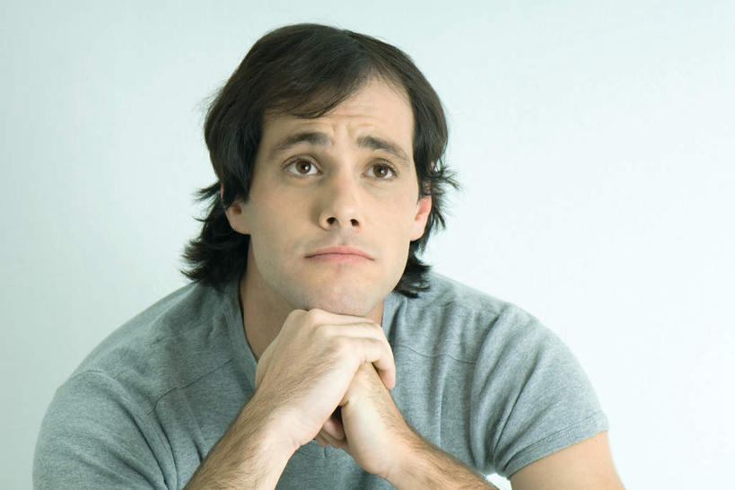 西方人,脸,头,脸颊,一个人,横图,室内,特写,白天,白色背景,正面,衬衫,欧洲,欧洲人,仅一个男性,仅一个人,撑,托腮,注视,仅一个年轻男性,观察,看,托,皱眉,凝视,摄影,影棚,查看,注意,关注,托下巴,男人,男性,年轻男性,白种人,头部,脸部,脸蛋,面部,抬头,仰头,半身,彩图,影棚拍摄,衬衣,拍摄