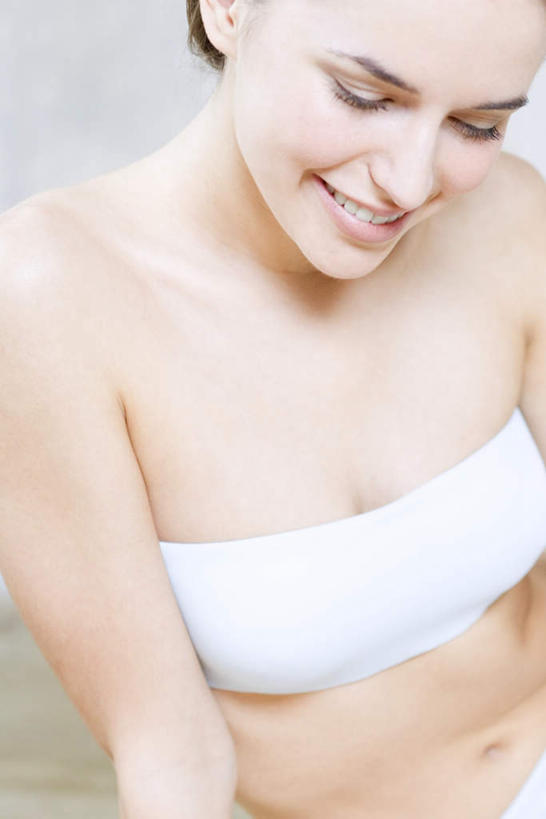 西方人,一个人,坐,笑,微笑,露齿笑,竖图,俯视,室内,特写,白天,锻炼,运动,叶子,欧洲,欧洲人,仅一个年轻女性,仅一个女性,仅一个人,绿叶,抹胸,嫩叶,体育,年轻女性,女人,女性,白种人,叶,叶片,坐着,半身,彩图,高角度拍摄,健身