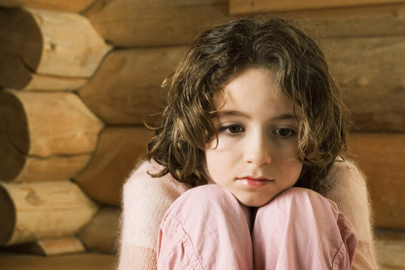 西方人,儿童,一个人,坐,横图,室内,特写,白天,正面,毛衣,纯洁,欧洲,欧洲人,仅一个女性,仅一个人,撑,蜷缩,木头,房梁,木墙,墙,托腮,注视,墙壁,墙面,小孩,粉色,观察,看,托,仅一个小孩,可爱,童年,童趣,凝视,横梁,查看,注意,关注,托下巴,童真,烂漫,无邪,天真,女孩,女人,女性,白种人,孩子,坐着,半身,彩图,绒衣,套衫,套头毛衣,线衣,女生