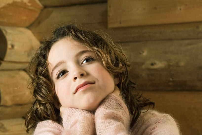 西方人,儿童,一个人,坐,横图,室内,特写,白天,正面,毛衣,纯洁,欧洲,欧洲人,仅一个女性,仅一个人,撑,蜷缩,木头,房梁,木墙,墙,托腮,注视,墙壁,墙面,小孩,粉色,观察,看,托,仅一个小孩,可爱,童年,童趣,凝视,横梁,查看,注意,关注,托下巴,童真,烂漫,无邪,天真,女孩,女人,女性,白种人,孩子,抬头,仰头,坐着,半身,彩图,绒衣,套衫,套头毛衣,线衣,女生