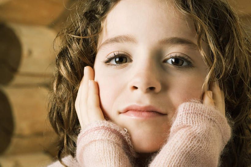 西方人,儿童,脸,头,脸颊,手,一个人,坐,横图,室内,特写,白天,正面,毛衣,纯洁,欧洲,欧洲人,仅一个女性,仅一个人,撑,木头,房梁,木墙,墙,托腮,注视,墙壁,墙面,小孩,粉色,看,托,仅一个小孩,手部,可爱,童年,童趣,横梁,关注,托下巴,童真,烂漫,无邪,天真,女孩,女人,女性,白种人,孩子,头部,脸部,脸蛋,面部,坐着,半身,彩图,绒衣,套衫,套头毛衣,线衣,女生