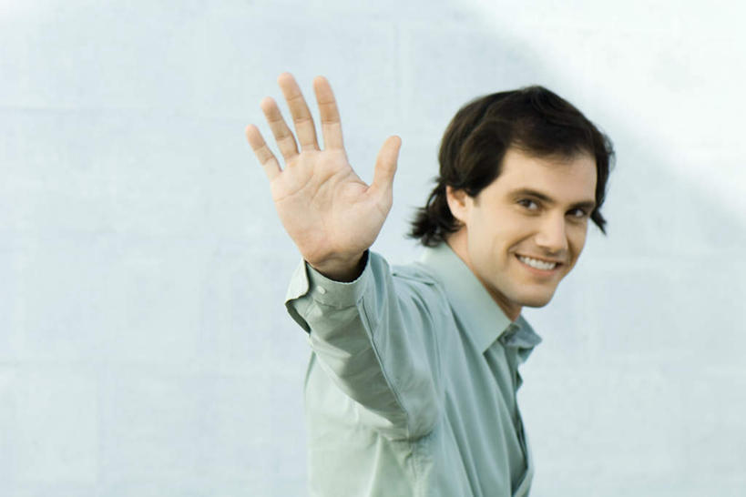 西方人,一个人,站,微笑,露齿笑,横图,室内,特写,白天,侧面,衬衫,欧洲,欧洲人,仅一个男性,仅一个人,朦胧,模糊,再见,仅一个年轻男性,手势,站着,男人,男性,年轻男性,白种人,站立,半身,彩图,衬衣