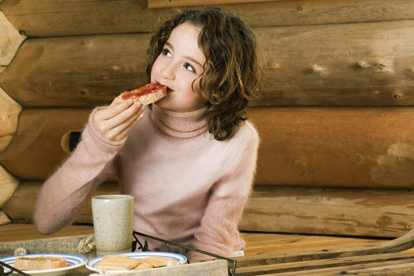 西方人,儿童,一个人,坐,笑,吃,微笑,露齿笑,横图,室内,白天,正面,毛衣,纯洁,杯子,欧洲,欧洲人,仅一个女性,仅一个人,握,碟子,木头,长凳,凳子,房梁,木墙,墙,拿,餐盘,拿着,注视,墙壁,墙面,小孩,粉色,盘子,水杯,饼干,观察,看,仅一个小孩,可爱,童年,童趣,凝视,握着,横梁,查看,注意,关注,酥饼,童真,烂漫,无邪,天真,女孩,女人,女性,白种人,孩子,茶杯,嚼,食,坐着,半身,彩图,绒衣,套衫,套头毛衣,线衣,女生