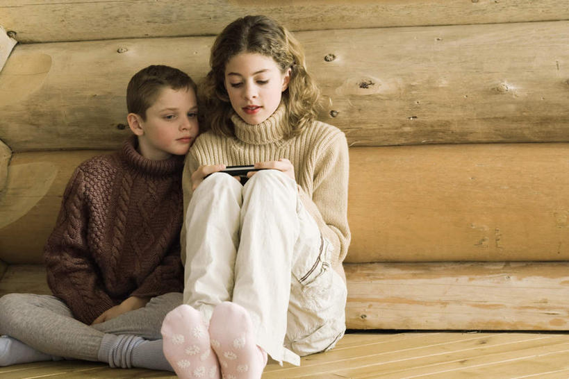 西方人,儿童,两个人,坐,横图,俯视,室内,白天,毛衣,看书,游戏,阅读,纯洁,书籍,欧洲,欧洲人,握,学习,木头,长凳,凳子,房梁,木墙,墙,拿,玩,拿着,注视,娱乐,墙壁,墙面,小孩,书本,观察,看,休闲,可爱,童年,童趣,读书,浏览,凝视,握着,横梁,游戏机,查看,注意,关注,童真,烂漫,无邪,天真,男孩,男人,男性,女孩,女人,女性,白种人,书,图书,玩耍,嬉戏,坐着,半身,彩图,高角度拍摄,绒衣,套衫,套头毛衣,线衣,男生,女生