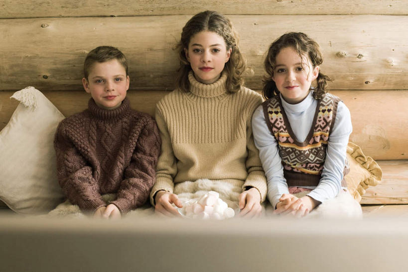 西方人,儿童,三个人,坐,笑,微笑,露齿笑,横图,俯视,室内,白天,毛衣,纯洁,靠垫,欧洲,欧洲人,握,毛毯,木头,毯子,长凳,凳子,房梁,木墙,墙,食品,糖,糖果,甜点,甜品,靠枕,软糖,拿,拿着,注视,墙壁,墙面,食物,小孩,盘子,垫子,遥控器,枕头,甜食,观察,看,可爱,童年,童趣,凝视,握着,横梁,查看,注意,关注,童真,烂漫,无邪,天真,男孩,男人,男性,女孩,女人,女性,白种人,坐着,半身,彩图,高角度拍摄,绒衣,套衫,套头毛衣,线衣,男生,女生