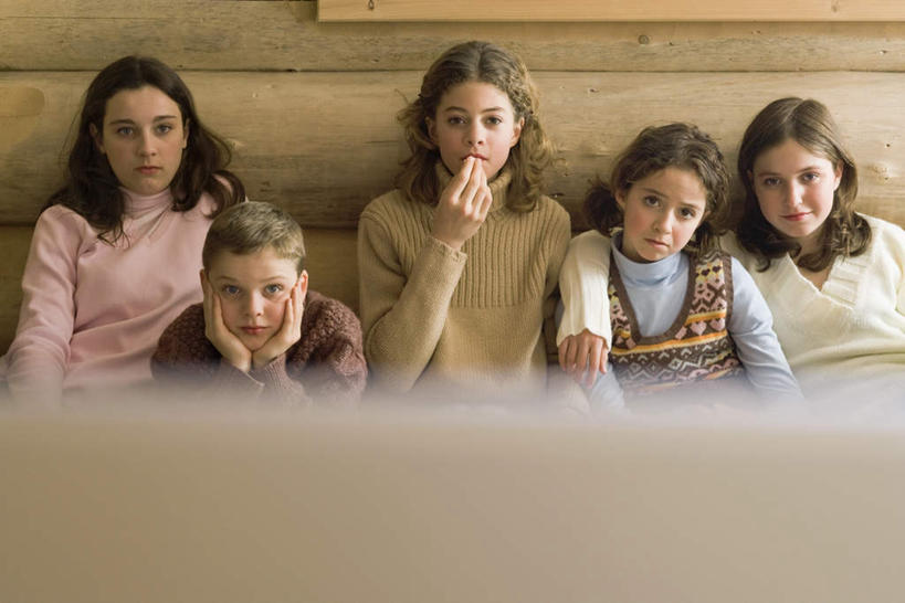 西方人,儿童,坐,笑,吃,微笑,露齿笑,横图,俯视,室内,白天,毛衣,看书,游戏,阅读,纯洁,书籍,欧洲,欧洲人,五个人,撑,握,学习,朦胧,模糊,木头,长凳,凳子,房梁,木墙,墙,拿,玩,拿着,托腮,注视,娱乐,墙壁,墙面,小孩,书本,观察,看,靠,靠着,托,休闲,可爱,童年,童趣,读书,浏览,凝视,握着,横梁,游戏机,查看,注意,关注,托下巴,童真,烂漫,无邪,天真,男孩,男人,男性,女孩,女人,女性,白种人,书,图书,嚼,食,玩耍,嬉戏,坐着,半身,彩图,高角度拍摄,绒衣,套衫,套头毛衣,线衣,男生,女生