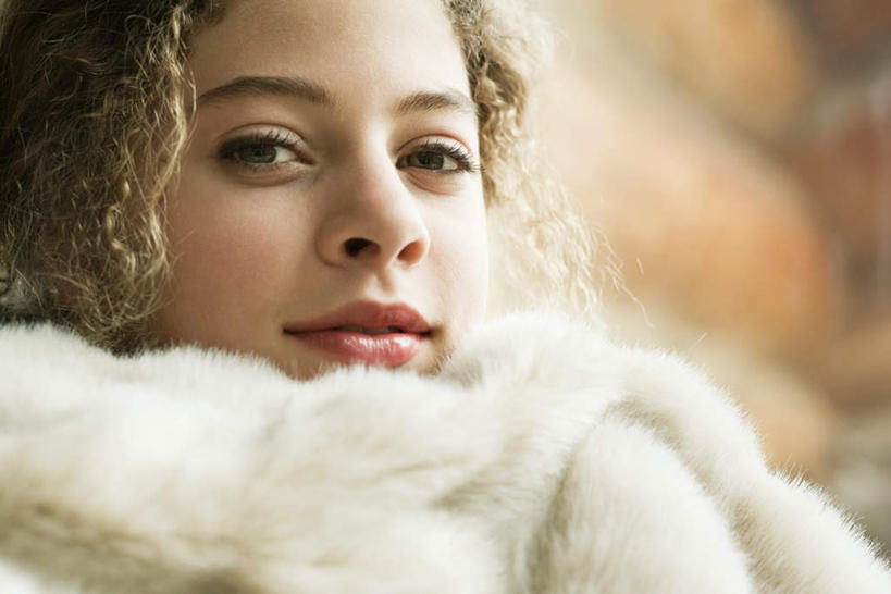 西方人,一个人,站,笑,微笑,横图,室内,白天,正面,毛衣,欧洲,欧洲人,仅一个年轻女性,仅一个女性,仅一个人,朦胧,模糊,站着,年轻女性,女人,女性,白种人,站立,半身,彩图,绒衣,套衫,套头毛衣,线衣