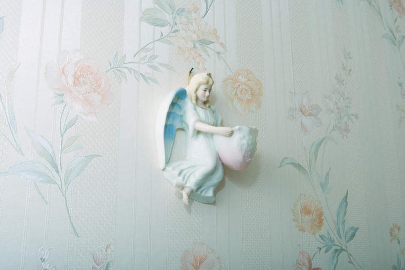 无人,横图,室内,特写,白天,正面,天使,悬挂,花纹,节日,翅膀,陶瓷,墙,花蕾,文化,墙壁,墙面,花,花瓣,花朵,鲜花,装饰物,花苞,花蕊,祈祷,健康,许愿,宗教,信仰,纪念,祈求,基督教,天主教,丘比特,平安,彩图