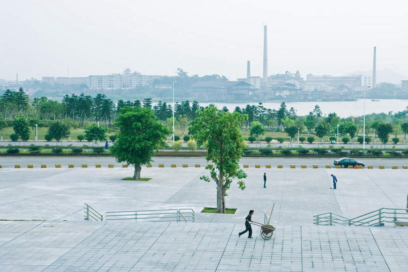 东方人,三个人,高楼大厦,站,推,横图,俯视,室外,白天,草地,草坪,河流,水,植物,楼梯,大厦,道路,建筑,路,摩天大楼,汽车,亚洲,一辆,弯腰,阴影,光线,推车,影子,阶梯,河水,水流,小路,交通,黄种人,台阶,车,草,树,树木,蓝色,绿色,蓝天,天空,阳光,自然,交通工具,轿车,天,低头,站着,生长,成长,扫地,男人,男性,年轻男性,亚洲人,站立,彩图,高角度拍摄,全身,大楼,高层建筑,高楼,摩天楼