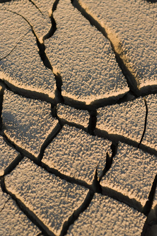 无人,竖图,俯视,室外,特写,白天,美景,阴影,干裂,干燥,裂痕,光线,影子,景观,泥土,土,自然灾害,黄色,阳光,自然,景色,块状,干涸,自然风光,彩图,高角度拍摄