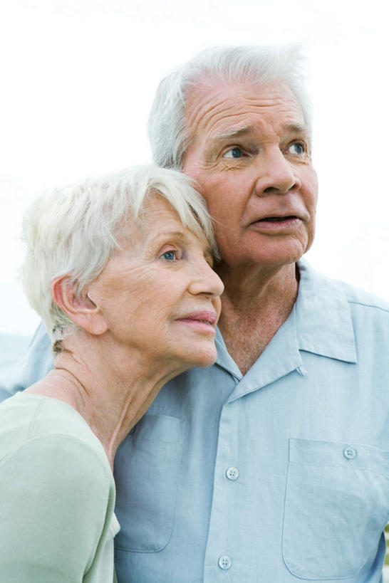 西方人,两个人,夫妻,站,抱,笑,微笑,竖图,室外,白天,正面,爱情,海浪,海洋,欧洲,欧洲人,浪花,浪漫,注视,蓝色,蓝天,天空,海水,天,看,站着,恩爱,恋人,抱着,搂着,海景,老年男性,老年女性,男人,男性,女人,女性,白种人,情侣,大海,风浪,海,海水的波动,近岸浪,涌浪,搂,搂抱,抬头,相抱,仰头,拥抱,站立,半身,彩图,伴侣