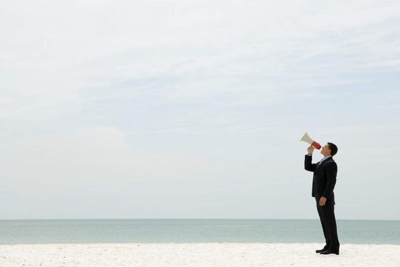 西方人,一个人,商务人士,商务男性,站,横图,室外,白天,侧面,衬衫,海浪,海洋,沙滩,欧洲,欧洲人,仅一个男性,仅一个人,握,套装,沙子,海岸,浪花,沙地,拿,拿着,喇叭,仅一个年轻男性,一个,蓝色,蓝天,天空,海水,天,站着,张嘴,握着,单个,喊叫,呼喊,商务装,张大嘴巴,海景,工薪阶层,男人,男性,年轻男性,白种人,白领,上班族,大海,风浪,海,海水的波动,海滩,近岸浪,涌浪,张开嘴,抬头,仰头,站立,彩图,全身,衬衣