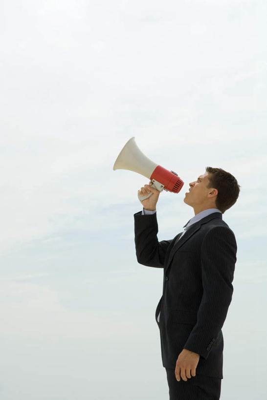 西方人,一个人,商务人士,商务男性,站,竖图,室外,白天,侧面,衬衫,欧洲,欧洲人,仅一个男性,仅一个人,握,套装,拿,拿着,喇叭,仅一个年轻男性,一个,蓝色,蓝天,天空,天,站着,张嘴,握着,单个,喊叫,呼喊,商务装,张大嘴巴,工薪阶层,男人,男性,年轻男性,白种人,白领,上班族,张开嘴,抬头,仰头,站立,半身,彩图,衬衣