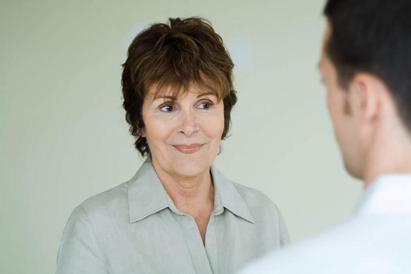 西方人,背部,头发,两个人,母亲,儿子,站,笑,微笑,横图,室内,白天,白色背景,正面,衬衫,欧洲,欧洲人,注视,相视,黄色,看,站着,母子,面对面,母爱,摄影,影棚,对视,相对,相看,男人,男性,年轻男性,女人,女性,中年女性,白种人,站立,半身,彩图,影棚拍摄,衬衣,拍摄