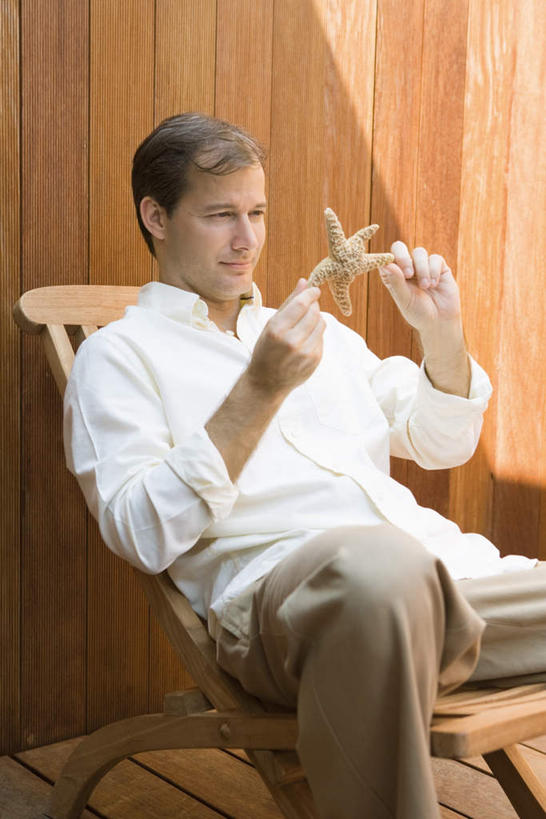 西方人,脸,头,脸颊,一个人,坐,笑,微笑,竖图,室内,白天,正面,衬衫,地板,海星,椅子,欧洲,欧洲人,仅一个男性,仅一个人,仅一个中年男性,握,阴影,裤子,光线,木椅,躺椅,地面,拿,拿着,注视,长裤,木地板,海洋生物,白色,阳光,自然,动物,观察,看,米色,生物,放松,握着,观看,察看,专心,关注,棘皮动物门,男人,男性,中年男性,白种人,头部,脸部,脸蛋,面部,星鱼,坐着,半身,彩图,衬衣,短发