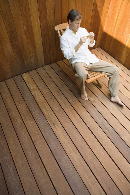 西方人,脸,头,脸颊,腿部,脚,脚趾,脚后跟,脚背,踝,腿,一个人,坐,笑,微笑,竖图,俯视,室内,白天,衬衫,地板,海星,椅子,欧洲,欧洲人,仅一个男性,仅一个人,仅一个中年男性,握,阴影,裤子,光线,木椅,躺椅,地面,拿,拿着,注视,长裤,木地板,海洋生物,白色,阳光,自然,动物,低头,观察,看,米色,生物,放松,握着,观看,察看,专心,关注,棘皮动物门,男人,男性,中年男性,白种人,头部,脚底,脸部,脸蛋,面部,星鱼,坐着,彩图,高角度拍摄,全身,衬衣,短发