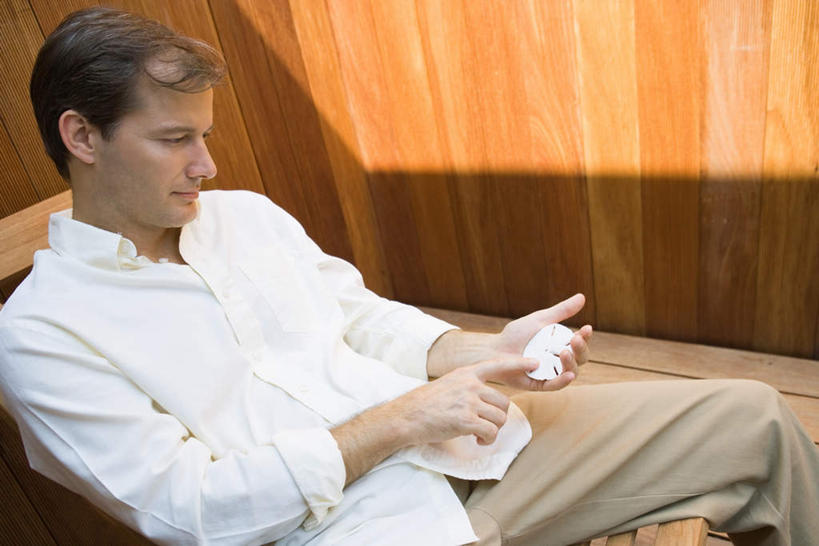 西方人,脸,头,脸颊,腿部,腿,一个人,家,横图,俯视,室内,白天,衬衫,看书,阅读,地板,苹果,贝壳,书籍,椅子,欧洲,欧洲人,仅一个男性,仅一个人,仅一个中年男性,握,学习,裤子,光线,房屋,躺椅,屋子,青色,地面,拿,拿着,注视,长裤,楼房,木地板,住宅,仅一个年轻男性,白色,阳光,书本,低头,观察,看,米色,探索,读书,浏览,握着,观看,察看,专心,关注,男人,男性,年轻男性,中年男性,白种人,头部,脸部,脸蛋,面部,贝类外壳,书,图书,半身,彩图,高角度拍摄,衬衣,房子,短发