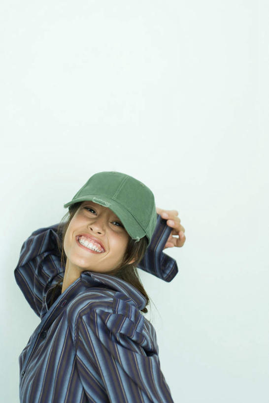 西方人,脸,头,脸颊,手,一个人,笑,微笑,露齿笑,竖图,室内,白天,白色背景,侧面,衬衫,帽子,欧洲,欧洲人,仅一个年轻女性,仅一个女性,仅一个人,条纹,长袖,运动帽,绿色,躯干,手部,鸭舌帽,个性,摄影,影棚,愉悦,年轻女性,女人,女性,白种人,头部,手臂,脸部,脸蛋,面部,半身,彩图,影棚拍摄,衬衣,拍摄