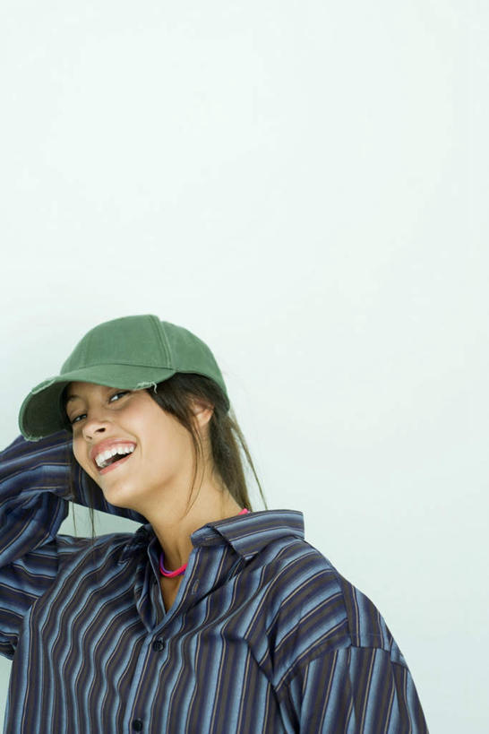 西方人,脸,头,脸颊,手,一个人,笑,微笑,露齿笑,竖图,室内,白天,白色背景,正面,衬衫,帽子,欧洲,欧洲人,仅一个年轻女性,仅一个女性,仅一个人,条纹,长袖,运动帽,绿色,躯干,手部,鸭舌帽,个性,摄影,影棚,愉悦,一顶,年轻女性,女人,女性,白种人,头部,手臂,脸部,脸蛋,面部,半身,彩图,影棚拍摄,衬衣,拍摄