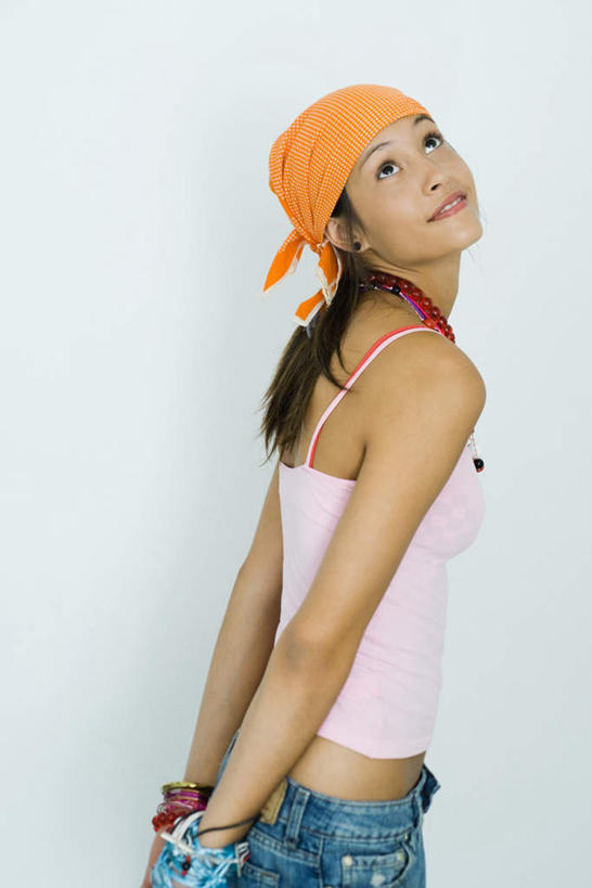 西方人,一个人,站,笑,微笑,露齿笑,竖图,室内,白天,白色背景,侧面,时尚,欧洲,欧洲人,仅一个年轻女性,仅一个女性,仅一个人,头巾,粉红色,扭头,吊带衫,牛仔裤,纹身,首饰,看,站着,摄影,影棚,酷,年轻女性,女人,女性,白种人,站立,半身,彩图,影棚拍摄,拍摄