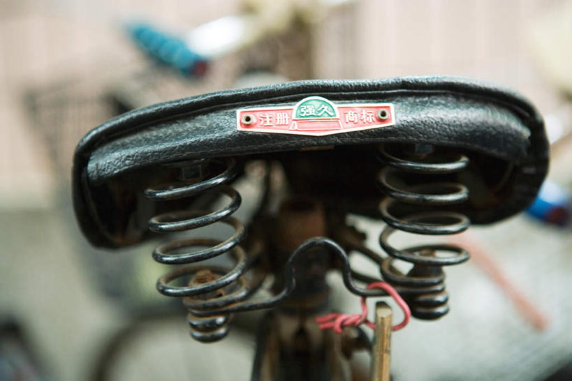 无人,横图,室外,特写,白天,正面,指示牌,自行车,朦胧,模糊,金属,标志,弹簧,文字,坐垫,标识,车,脚踏车,车轮,交通工具,彩图