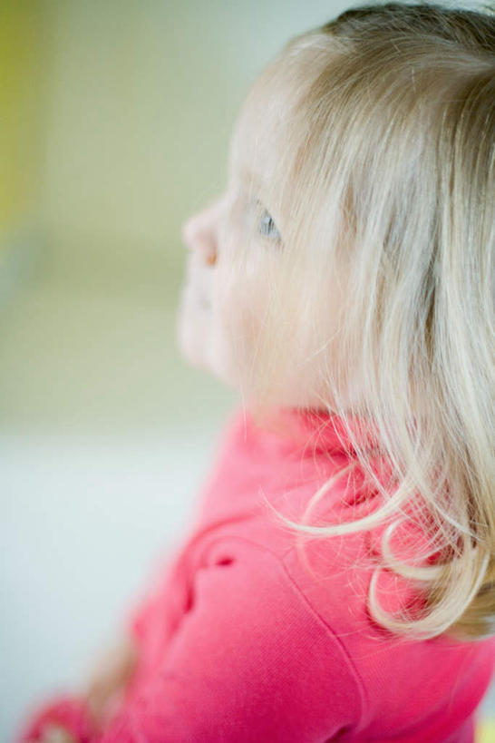 西方人,儿童,脸,头,脸颊,头发,一个人,竖图,室内,特写,白天,侧面,纯洁,欧洲,欧洲人,仅一个女性,仅一个人,朦胧,模糊,注视,上衣,肩膀,小孩,观察,看,仅一个小孩,金色,可爱,童年,童趣,观看,察看,关注,童真,烂漫,无邪,玫瑰红,天真,女孩,女人,女性,白种人,孩子,头部,脸部,脸蛋,面部,半身,彩图,女生