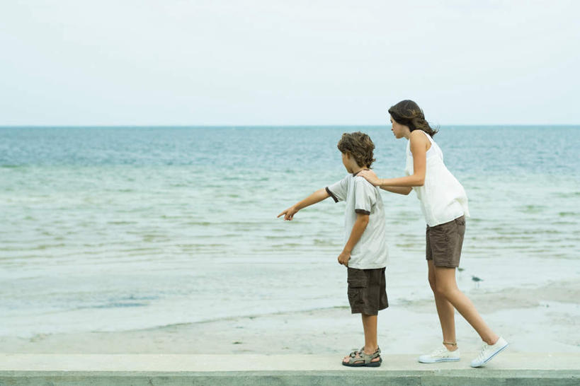 西方人,儿童,两个人,家庭,站,横图,室外,白天,海洋,沙滩,欧洲,欧洲人,指,沙子,海岸,水平线,云,云朵,辽阔,海平线,沙地,云彩,注视,指点,休闲装,小孩,背面,白云,天空,海水,天,观察,看,站着,休闲,广阔,温暖,温馨,姐弟,一家人,休闲服,观看,一望无际,和睦,察看,搂着,指向,关注,海景,无边无际,一马平川,男孩,男人,男性,女孩,女人,女性,白种人,大海,海,海水的波动,海滩,近岸浪,搂,搂抱,站立,彩图,全身,融洽,水天相接,水天一线,男生,女生