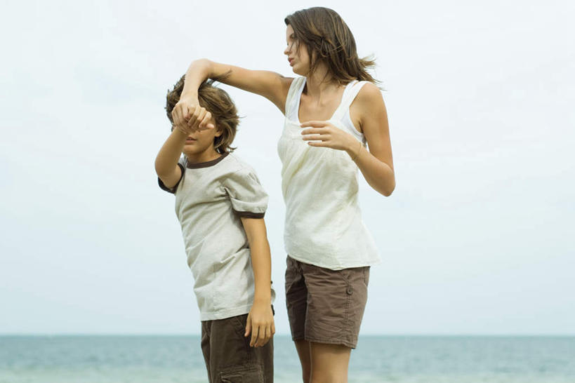 西方人,儿童,两个人,家庭,伙伴,站,蹲,握手,横图,室外,白天,正面,海洋,欧洲,欧洲人,水平线,云,云朵,辽阔,海平线,云彩,注视,休闲装,小孩,白云,天空,海水,天,观察,看,站着,休闲,广阔,温暖,温馨,姐弟,一家人,休闲服,观看,一望无际,和睦,察看,关注,海景,无边无际,一马平川,男孩,男人,男性,女孩,女人,女性,白种人,大海,海,海水的波动,近岸浪,蹲着,拉手,手拉手,手握手,站立,半身,彩图,融洽,水天相接,水天一线,男生,女生