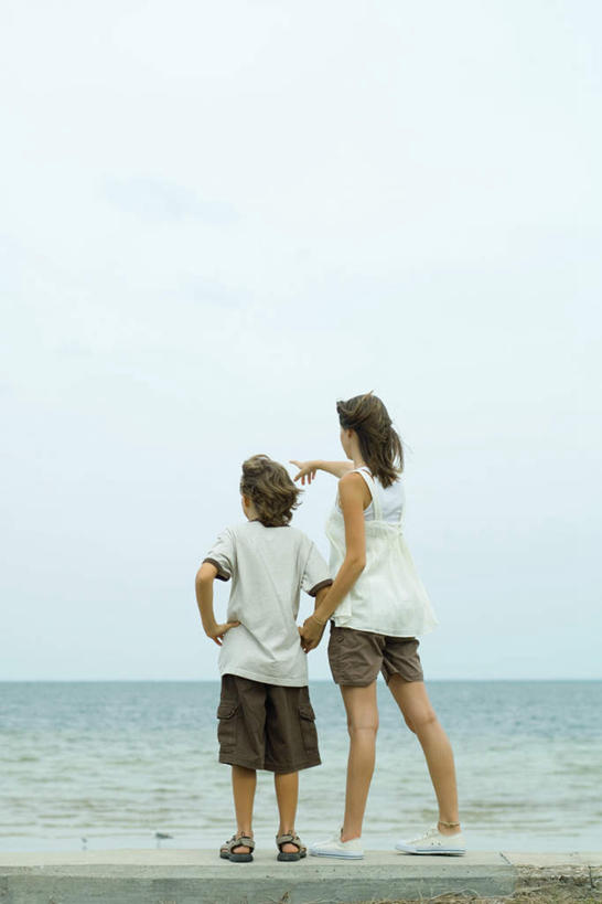 西方人,儿童,两个人,家庭,站,蹲,握手,竖图,室外,白天,海洋,欧洲,欧洲人,指,水平线,云,云朵,辽阔,海平线,云彩,指点,休闲装,台阶,小孩,背面,白云,天空,海水,天,站着,休闲,广阔,温暖,温馨,姐弟,一家人,休闲服,一望无际,和睦,指向,海景,无边无际,一马平川,男孩,男人,男性,女孩,女人,女性,白种人,大海,海,海水的波动,近岸浪,蹲着,拉手,手拉手,手握手,站立,彩图,全身,融洽,水天相接,水天一线,男生,女生