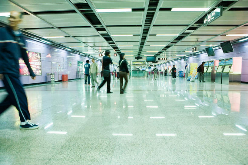 东方人,走,横图,室内,白天,正面,度假,安全,美景,天花板,城市风光,城市,地铁,指示牌,电视,中国,亚洲,行人,服装,朦胧,模糊,瓷砖,地砖,景观,灯光,垃圾桶,地面,轨道交通,许多人,注视,休闲装,黄种人,娱乐,顶灯,路人,灯,衣服,灯具,液晶电视,观察,看,一群人,享受,休闲,休闲服,景色,放松,服饰,观看,消防,察看,照明设备,关注,灭火,东亚,验票机,中华人民共和国,售票机,过客,男人,男性,女人,女性,中年男性,中年女性,亚洲人,电视机,步行,散步,走路,半身,彩图,地铁机动车,地下铁,轻轨