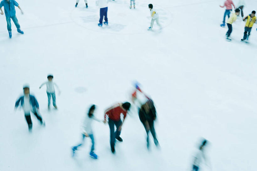 西方人,伙伴,朋友,横图,俯视,室外,白天,锻炼,旅游,度假,友谊,运动,欧洲,欧洲人,行人,游客,游人,阴影,朦胧,模糊,光线,影子,冰,旱冰鞋,溜冰鞋,旱冰,许多人,娱乐,路人,旅客,阳光,浮冰,一群人,享受,休闲,轮滑鞋,放松,寒冷,冰冷,室外运动,户外运动,严寒,冰凉,酷寒,凛冽,凛凛,极冷,流冰,浮冰块,过客,体育,友情,溜冰,男人,男性,年轻男性,年轻女性,女人,女性,白种人,半身,彩图,高角度拍摄,健身