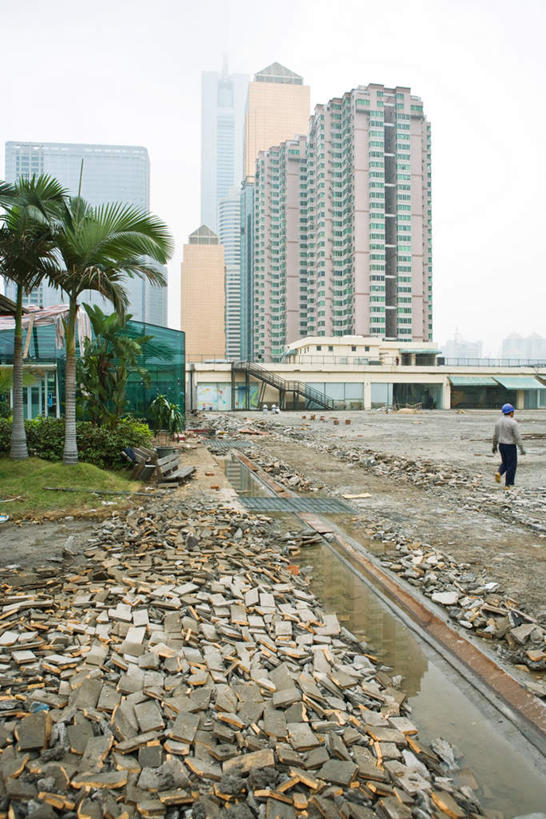 东方人,一个人,家,高楼大厦,走,竖图,室外,白天,仰视,度假,石头,美景,植物,城市风光,城市,大厦,建筑,中国,亚洲,仅一个男性,仅一个人,石子,房屋,屋子,景观,云,云朵,碎石,云彩,黄种人,娱乐,楼房,住宅,树,树木,仅一个年轻男性,蓝色,绿色,白云,蓝天,天空,自然,天,享受,休闲,景色,放松,生长,成长,民工,东亚,中华人民共和国,男人,男性,年轻男性,亚洲人,石块,步行,散步,走路,彩图,低角度拍摄,全身,房子,大楼,高层建筑,高楼