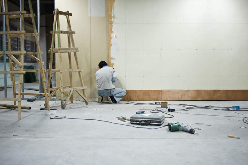 东方人,一个人,蹲,攀登,横图,室内,白天,装修,亚洲,仅一个男性,仅一个人,仅一个中年男性,阴影,光线,木制,瓷砖,地砖,工具,木架,木头,梯子,影子,阶梯,墙,灯光,地面,黄种人,墙壁,墙面,施工,背面,爬,上升,电钻,人字梯,手电钻,电动工具,登高,男人,男性,中年男性,亚洲人,蹲着,攀爬,彩图,全身