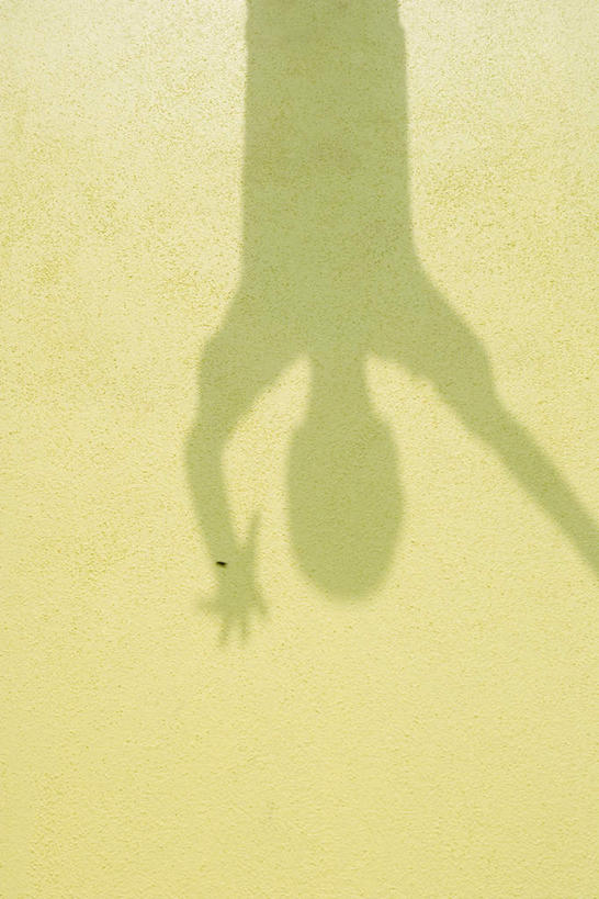 头,无人,举,竖图,俯视,室外,特写,白天,阴影,黄色背景,光线,影子,台阶,阳光,托,头部,举起,举手,举着,向上举,向上伸,向上托,半身,彩图,高角度拍摄