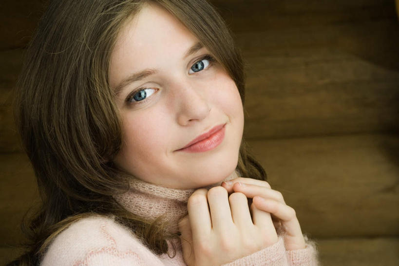 西方人,儿童,脸,头,脸颊,一个人,木屋,坐,握手,笑,微笑,横图,室内,特写,白天,正面,毛衣,纯洁,欧洲,欧洲人,仅一个女性,仅一个人,墙,肩膀,墙壁,墙面,小孩,仅一个小孩,可爱,童年,童趣,童真,烂漫,无邪,天真,女孩,女人,女性,白种人,孩子,头部,脸部,脸蛋,面部,手握手,坐着,半身,彩图,绒衣,套衫,套头毛衣,线衣,茅舍,茅屋,棚屋,小木屋,小屋,女生