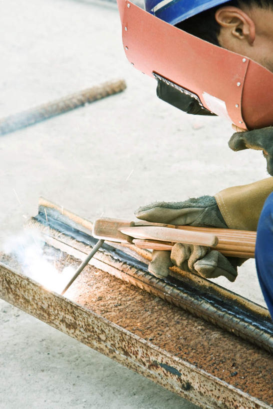 东方人,一个人,工程师,建筑工人,建筑师,竖图,俯视,室外,特写,白天,工作服,制服,亚洲,仅一个男性,仅一个人,仅一个中年男性,阴影,光线,影子,黄种人,阳光,安全帽,手套,护目镜,焊接,钢板,电焊枪,工作制服,男人,男性,中年男性,亚洲人,技师,建筑工,建筑设计师,半身,彩图,高角度拍摄,工作套服