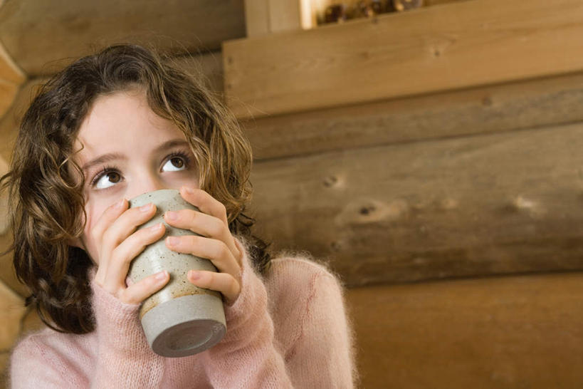 西方人,儿童,脸,头,脸颊,一个人,木屋,坐,横图,室内,特写,白天,仰视,纯洁,窗户,杯子,欧洲,欧洲人,仅一个女性,仅一个人,喝,握,木制,墙,拿,拿着,肩膀,玻璃窗,墙壁,墙面,小孩,水杯,仅一个小孩,可爱,童年,童趣,握着,窗框,童真,烂漫,无邪,天真,女孩,女人,女性,白种人,孩子,头部,脸部,脸蛋,面部,茶杯,坐着,半身,彩图,低角度拍摄,茅舍,茅屋,棚屋,小木屋,小屋,女生