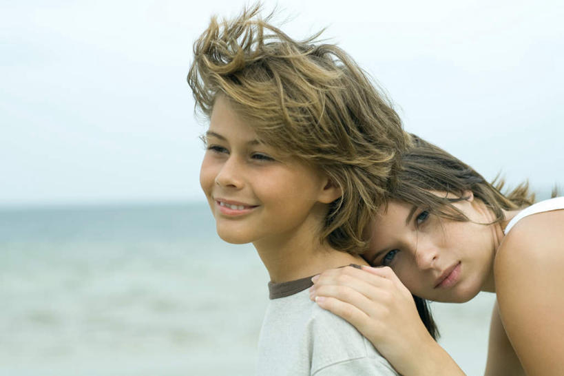 西方人,儿童,两个人,家庭,站,抱,笑,微笑,露齿笑,横图,室外,特写,白天,侧面,纯洁,海洋,欧洲,欧洲人,朦胧,模糊,水平线,辽阔,海平线,注视,小孩,海水,观察,看,靠,站着,广阔,温暖,温馨,姐弟,一家人,可爱,童年,童趣,抱着,观看,一望无际,和睦,察看,搂着,关注,海景,童真,烂漫,无邪,无边无际,一马平川,天真,男孩,男人,男性,女孩,女人,女性,白种人,大海,海,海水的波动,近岸浪,怀抱,搂,搂抱,相抱,拥抱,站立,半身,彩图,融洽,水天相接,水天一线,男生,女生