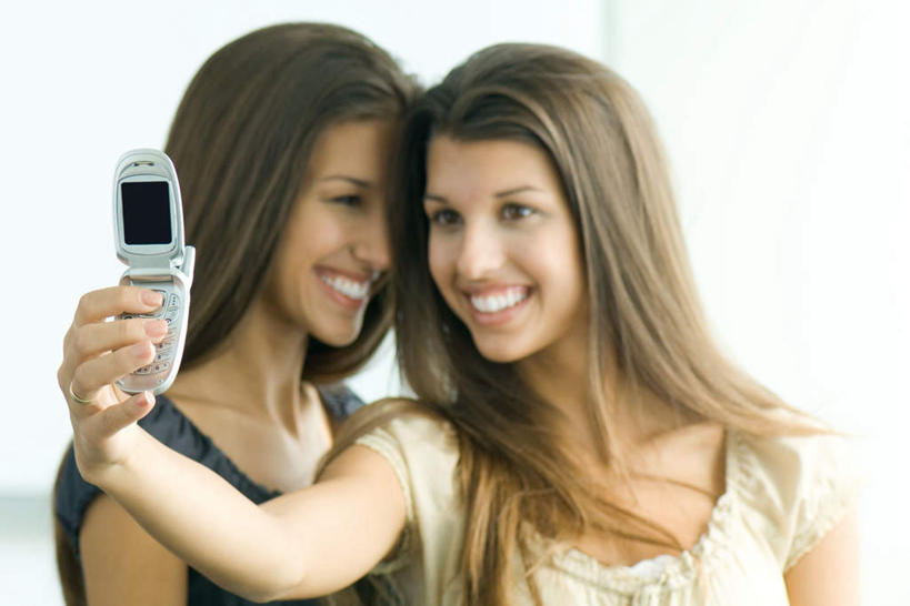 西方人,两个人,伙伴,朋友,站,笑,打电话,微笑,露齿笑,横图,室内,白天,正面,友谊,窗户,电话,手机,欧洲,欧洲人,握,朦胧,模糊,拿,拿着,休闲装,通讯设备,拍照,站着,休闲,休闲服,握着,自拍,交流,友情,按键,年轻女性,女人,女性,白种人,沟通,通话,站立,半身,彩图