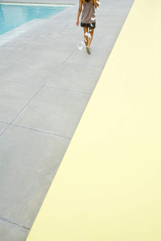 西方人,一个人,游泳池,走,竖图,俯视,室外,白天,裙子,水,欧洲,欧洲人,仅一个年轻女性,仅一个女性,仅一个人,连衣裙,瓷砖,地砖,水池,水面,地面,泳池,台阶,半身裙,吊带裙,游泳馆,年轻女性,女人,女性,白种人,步行,散步,走路,半身,彩图,高角度拍摄