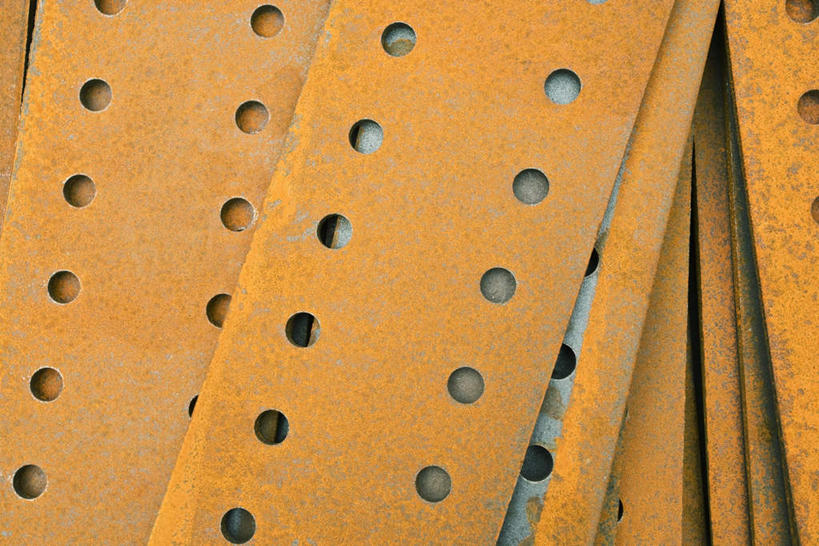 无人,横图,俯视,室外,特写,白天,建筑,静物,一堆,一排,许多,堆叠,堆积,整齐,生锈,钢材,金属,排列,黄色,堆,钢板,腐蚀,侵蚀,圆孔,队列,建筑材料,腐化,锈迹斑斑,彩图,高角度拍摄