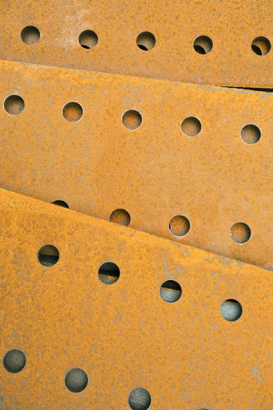 无人,竖图,俯视,室外,特写,白天,建筑,静物,一堆,一排,许多,堆叠,堆积,整齐,生锈,钢材,金属,排列,黄色,堆,钢板,腐蚀,侵蚀,圆孔,队列,建筑材料,腐化,锈迹斑斑,彩图,高角度拍摄