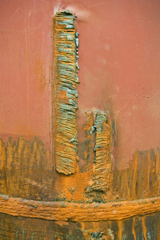 无人,竖图,室外,特写,白天,正面,红色背景,生锈,金属,材料,纹理,黄色,涂料,腐蚀,侵蚀,损坏,腐化,锈迹斑斑,彩图