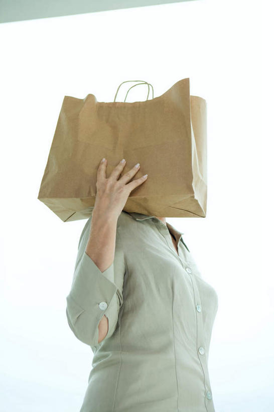 西方人,一个人,站,举,竖图,室外,白天,侧面,购物,消费,袋子,欧洲,欧洲人,仅一个女性,仅一个人,包装袋,手提袋,购物袋,一个,黄色,扛,托,站着,仅一个中年女性,金融,单个,购买,贸易,扛在肩上,女人,女性,中年女性,白种人,举起,举手,举着,向上举,向上伸,向上托,站立,半身,彩图