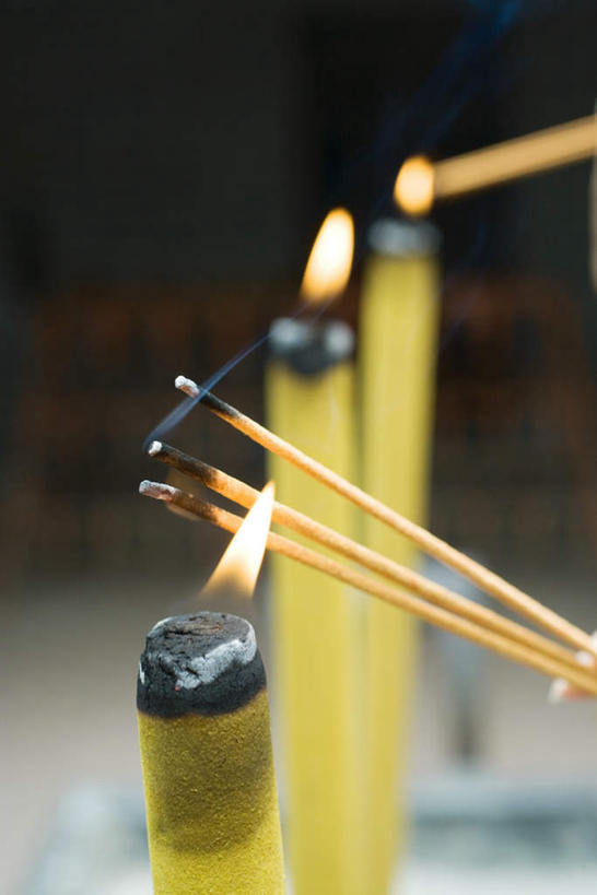 无人,竖图,俯视,室内,特写,白天,蜡烛,阴影,节日,朦胧,模糊,光线,影子,烟雾,燃烧,文化,佛香,三个,黄色,香火,香烛,祈祷,健康,许愿,宗教,信仰,烧香,纪念,祈求,平安,彩图,高角度拍摄