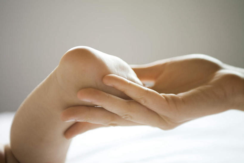 西方人,婴儿,儿童,手,腿部,脚,脚趾,脚趾甲,腿,两个人,家庭,母亲,儿子,摸,横图,室内,特写,白天,正面,纯洁,欧洲,欧洲人,抚摸,握,阴影,朦胧,模糊,光线,影子,小孩,温暖,温馨,母子,手部,可爱,母爱,握着,活泼,和睦,宝宝,纯真,烂漫,无邪,亲子活动,伶俐,天真,男孩,男人,男性,年轻女性,女人,女性,白种人,孩子,脚指甲,触摸,接触,半身,彩图,融洽,男生